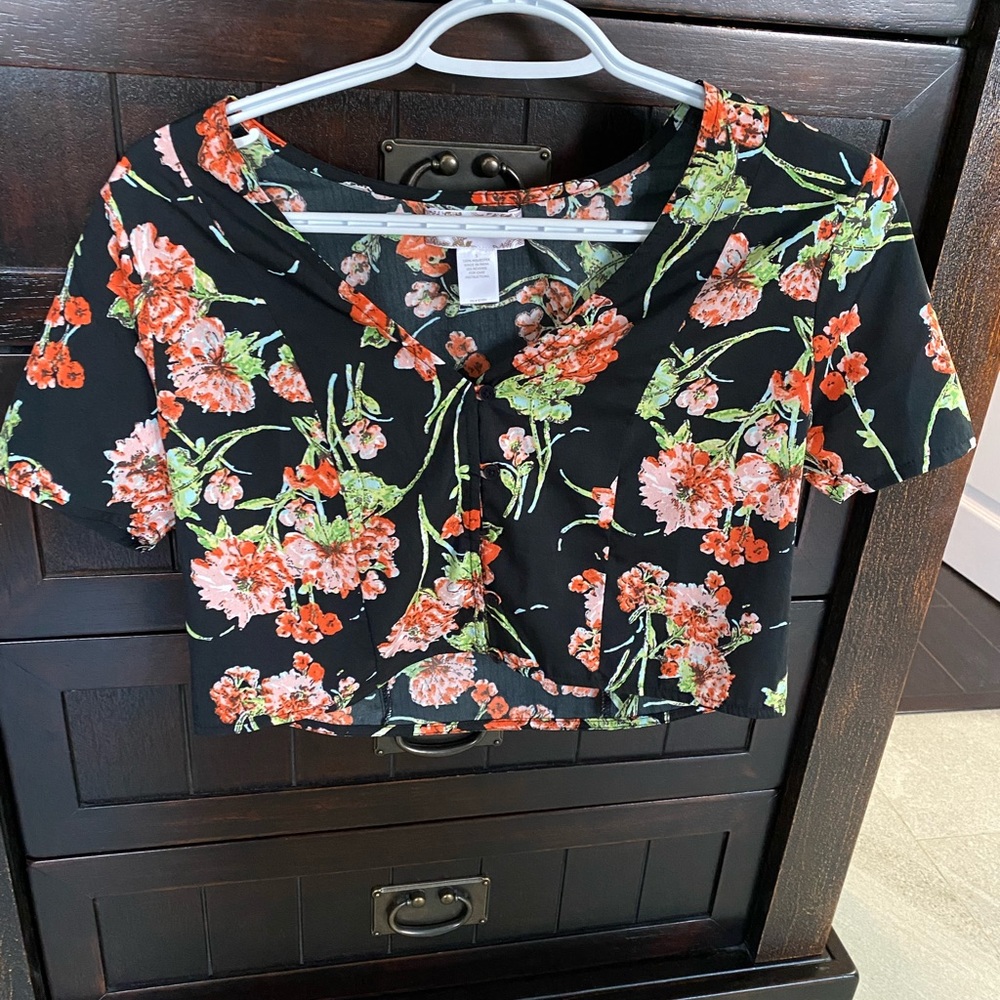 BLACK FLORAL BUTTON UP CROP TOP